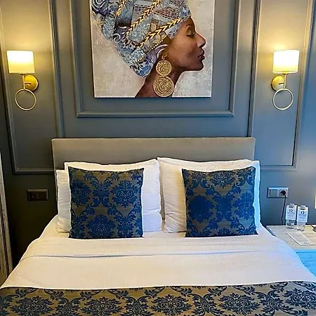 12 Hotel